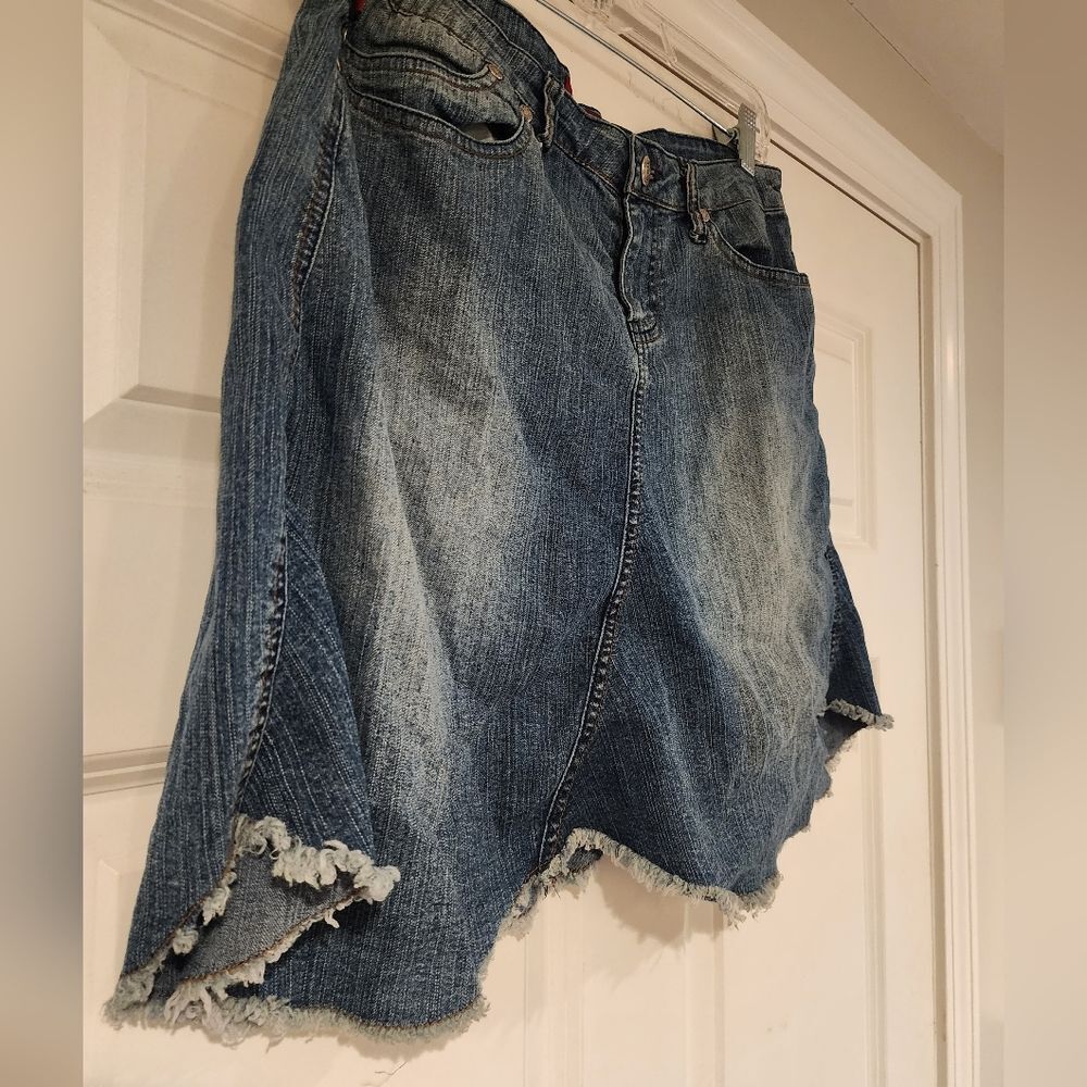 YMI Y2K Style knee length denim skirt Size 7 Juniors - Picture 2 of 3